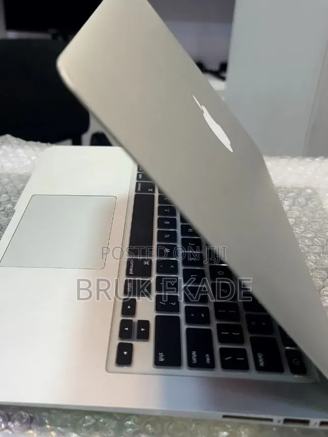 New Laptop Apple MacBook 2017 8GB Intel Core i7 SSD 256GB