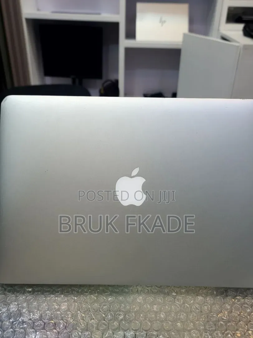 New Laptop Apple MacBook 2017 8GB Intel Core i7 SSD 256GB