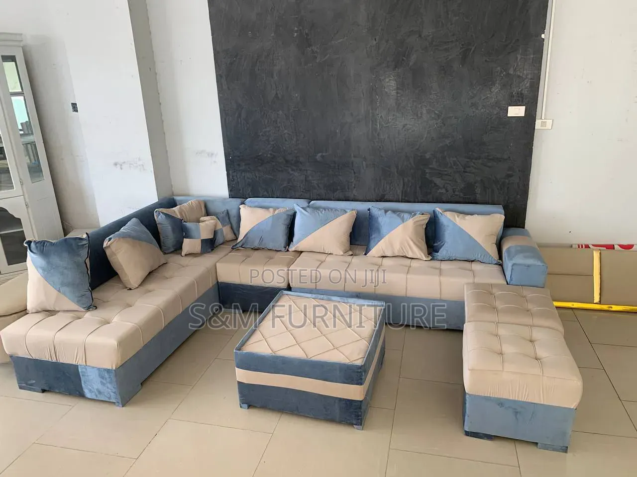 Eccentric L Shape Sofa With Simplicity. ሶፋ