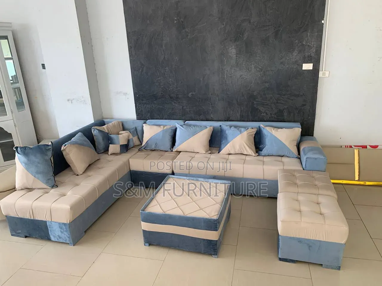 Eccentric L Shape Sofa With Simplicity. ሶፋ