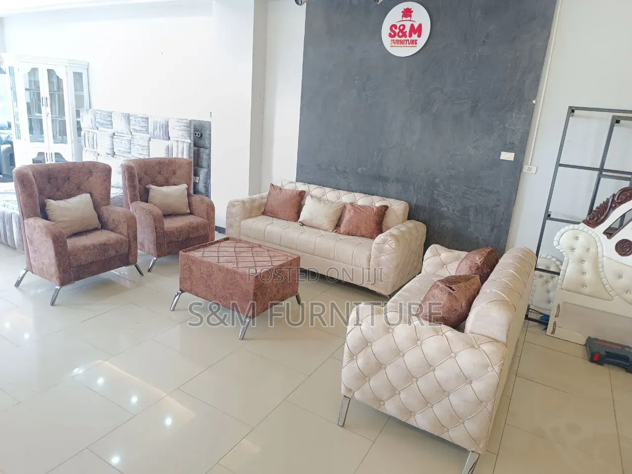 Modish 7 Seater Sectional Sofa. ሶፋ