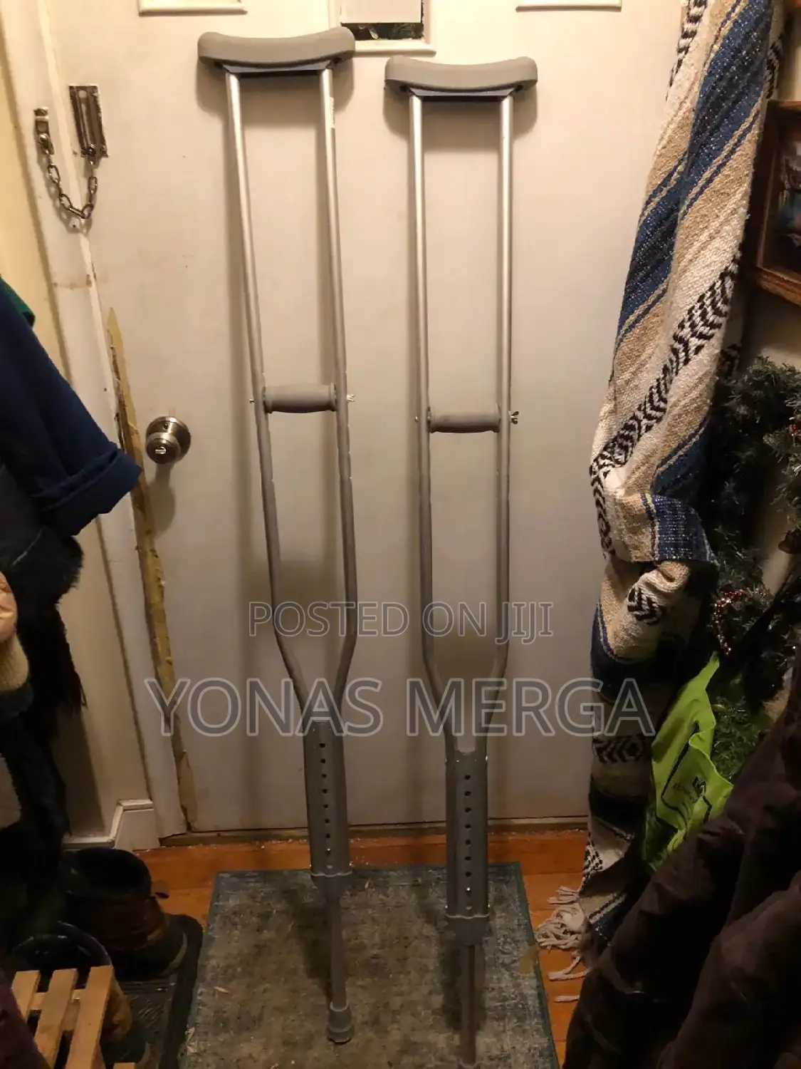 Axillary Type crutches与官Axilla Underarm Crutches Durable. Adjustable