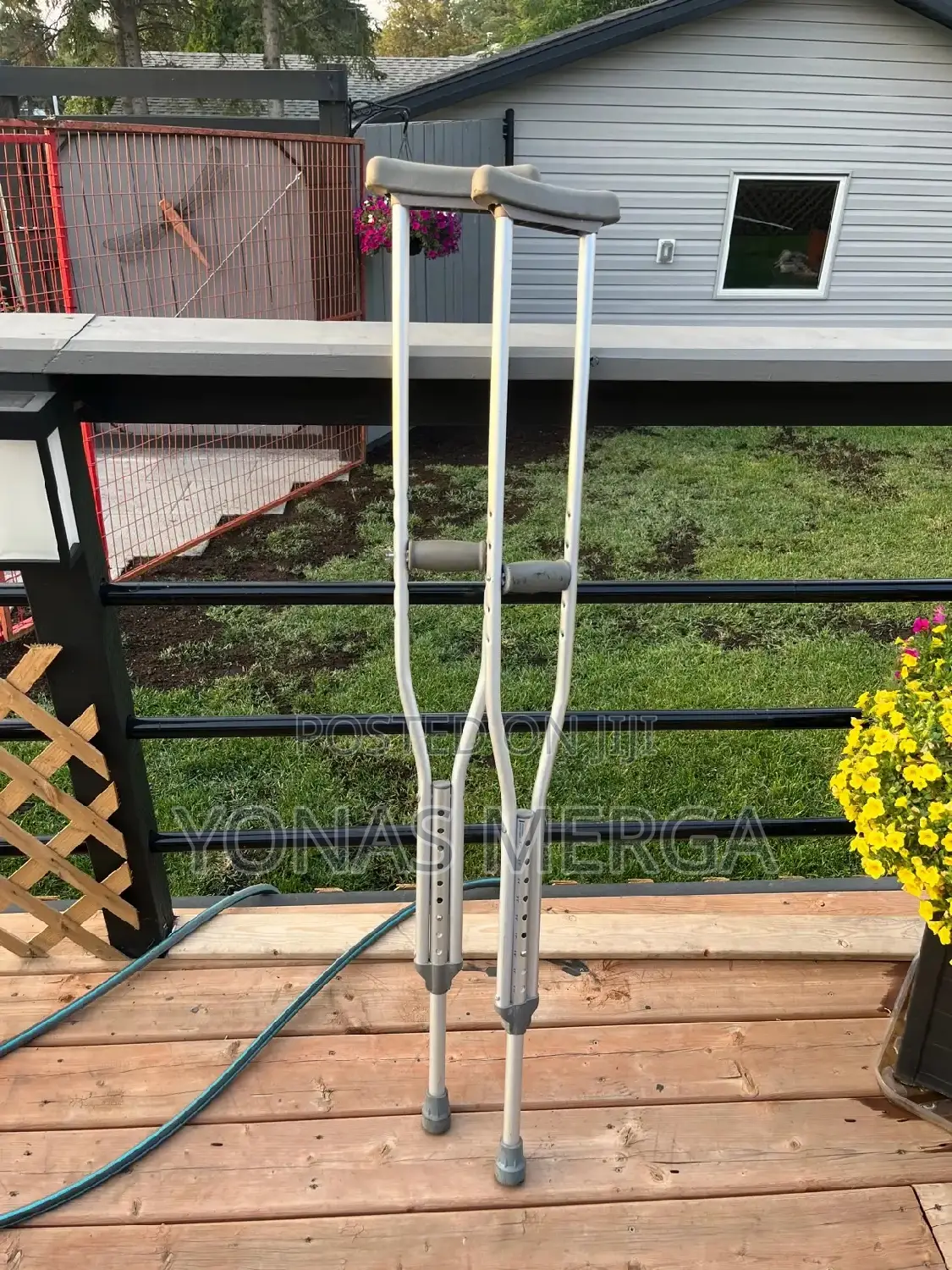 Underarm Crutches=淺crunch品Available in Size Tall 177.5 Cm to 198 Cm