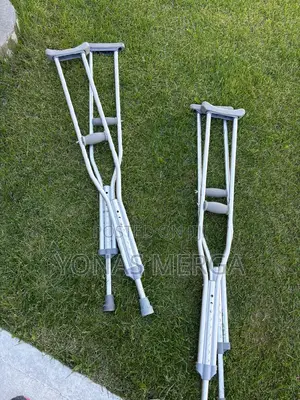 Bilateral Crutches极翡axillary Crutches可马approximately 0.8 Kg (1.76 Lbs)