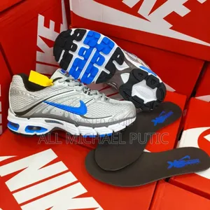 Nike Airmax Moto 2K Shoes