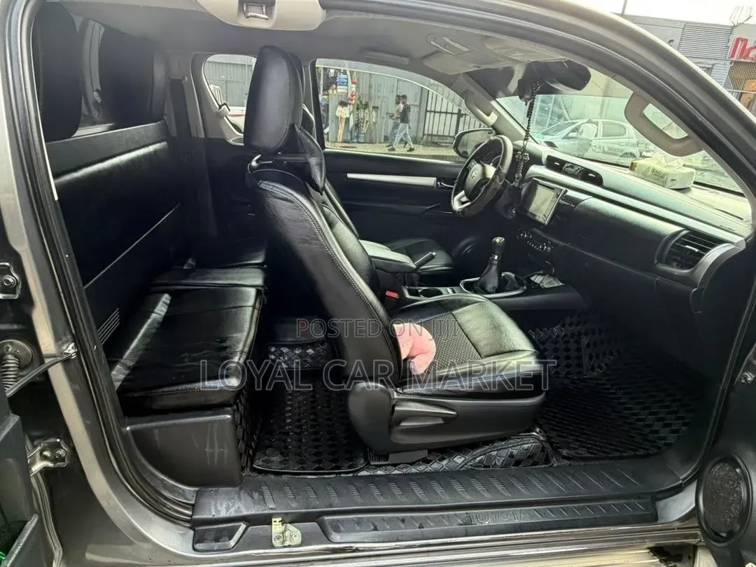 Toyota Hilux 2017 Gray