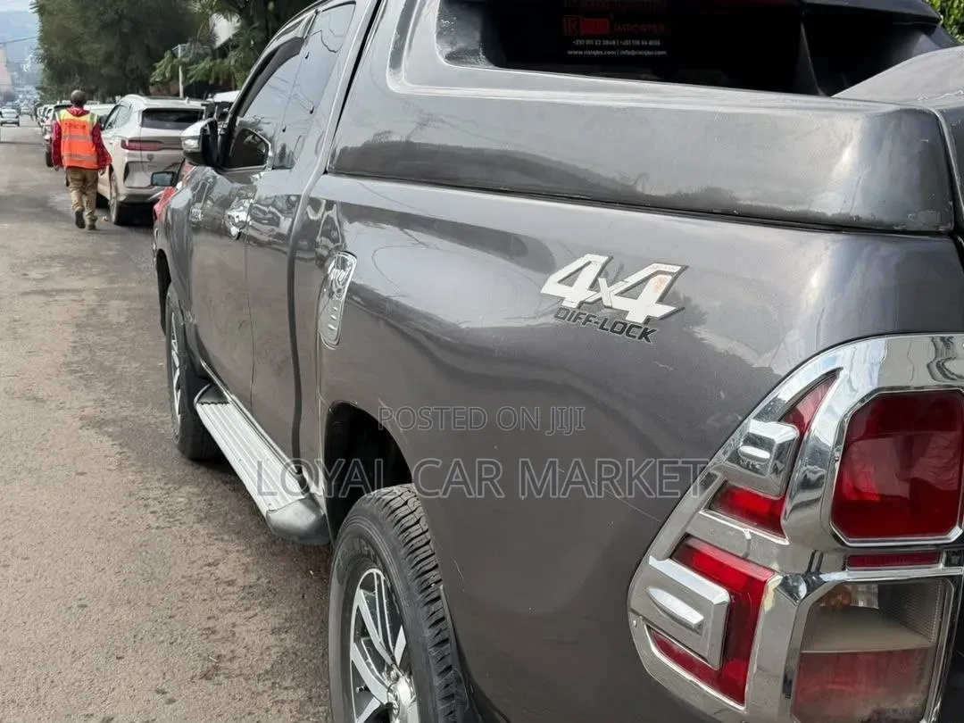 Toyota Hilux 2017 Gray