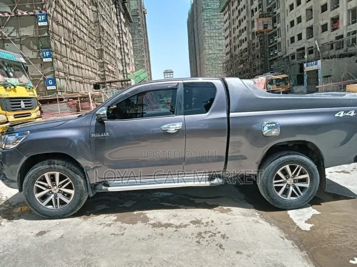Toyota Hilux 2017 Gray