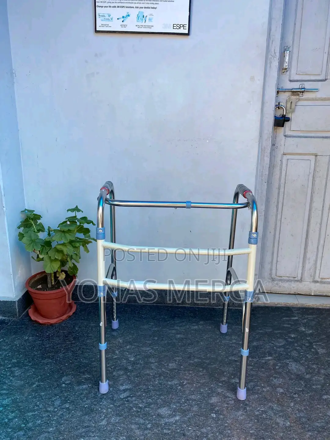 4 Leg walker鬯鵪walker凹Material: Metal Frame With Sponge Grips