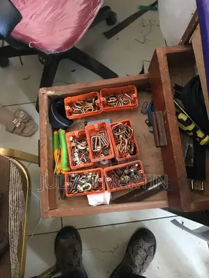 Walking-Foot / Compound-Feed Sewing Machine.