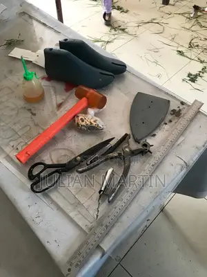 Walking-Foot / Compound-Feed Sewing Machine.