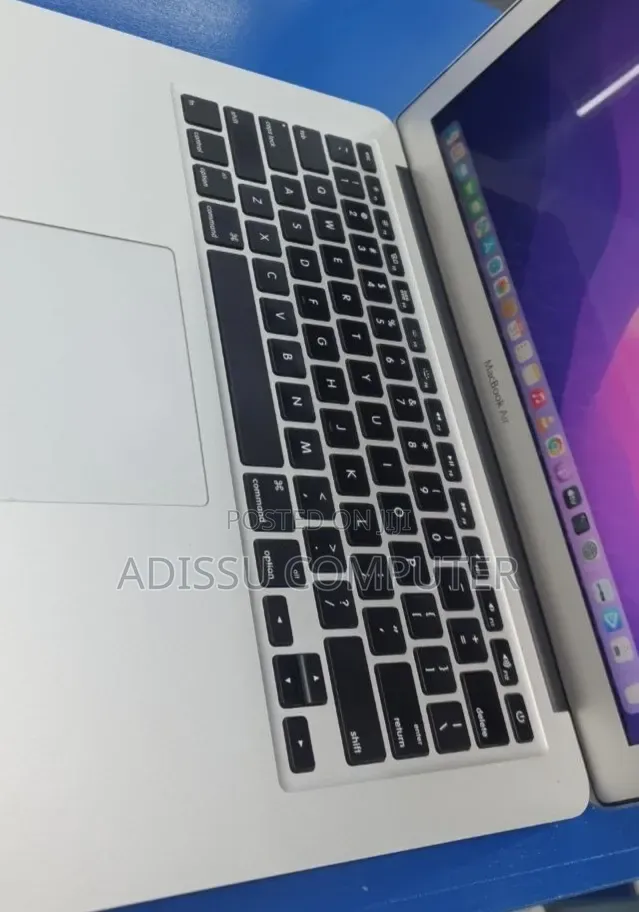 New Laptop Apple MacBook Pro 2017 8GB Intel Core i7 SSD 128GB