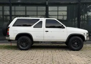Nissan Pathfinder 1987 White