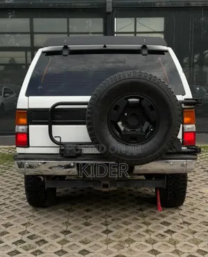 Nissan Pathfinder 1987 White