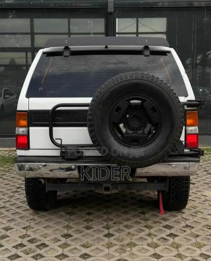 Nissan Pathfinder 1987 White