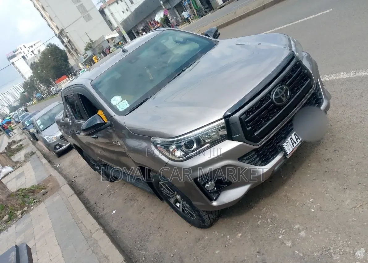 Toyota Hilux 2020 Gray