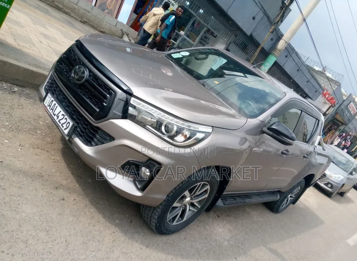Toyota Hilux 2020 Gray