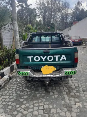 Toyota Hilux 2000 Green