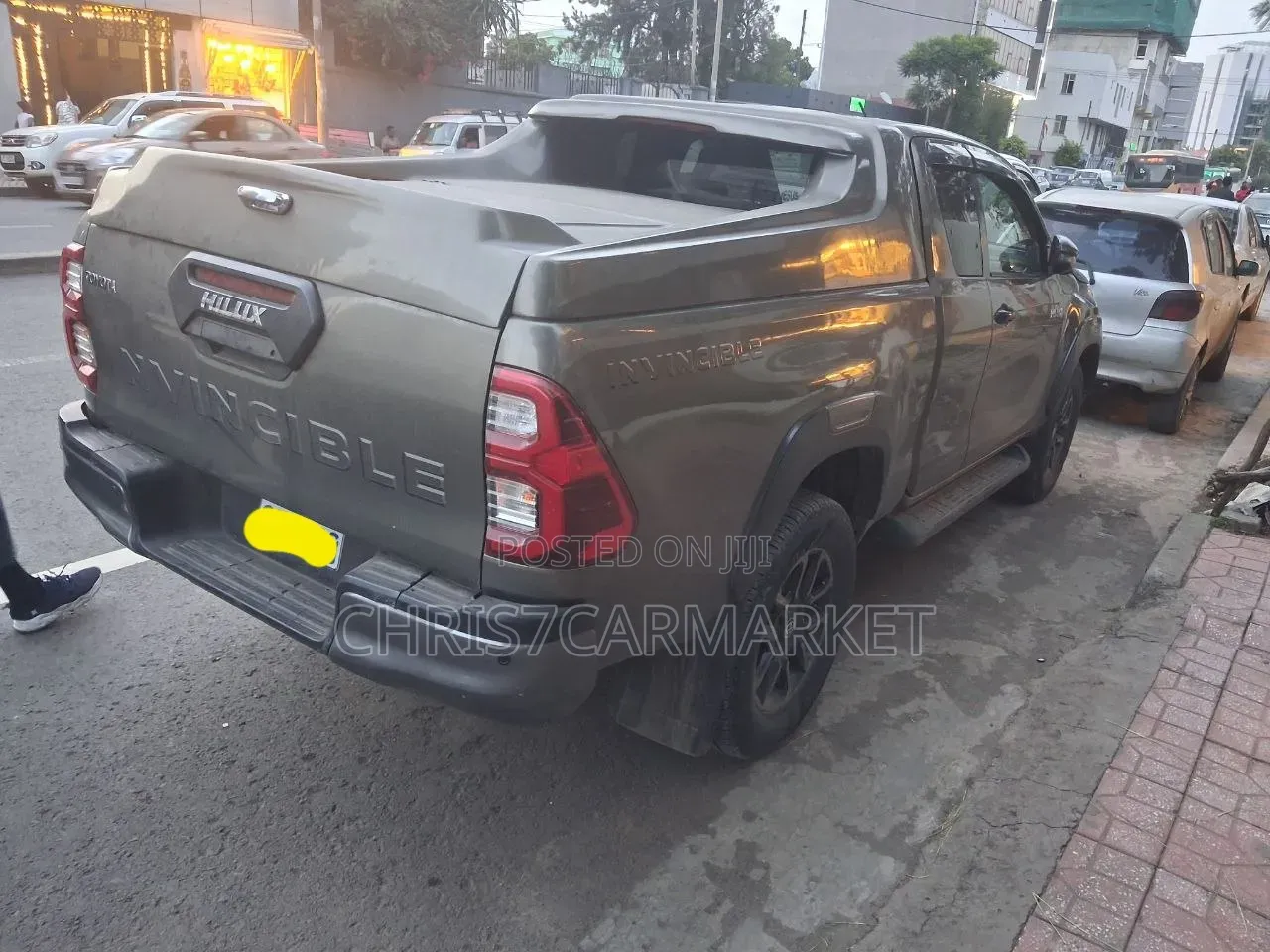 Toyota Hilux 2022 Gray
