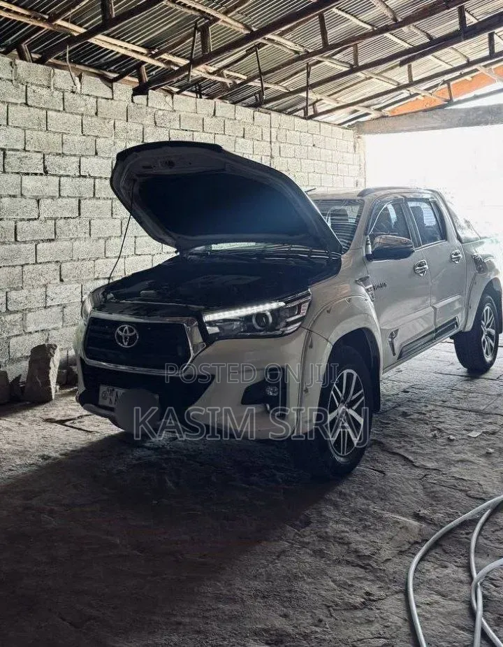 Toyota Hilux 2018 White