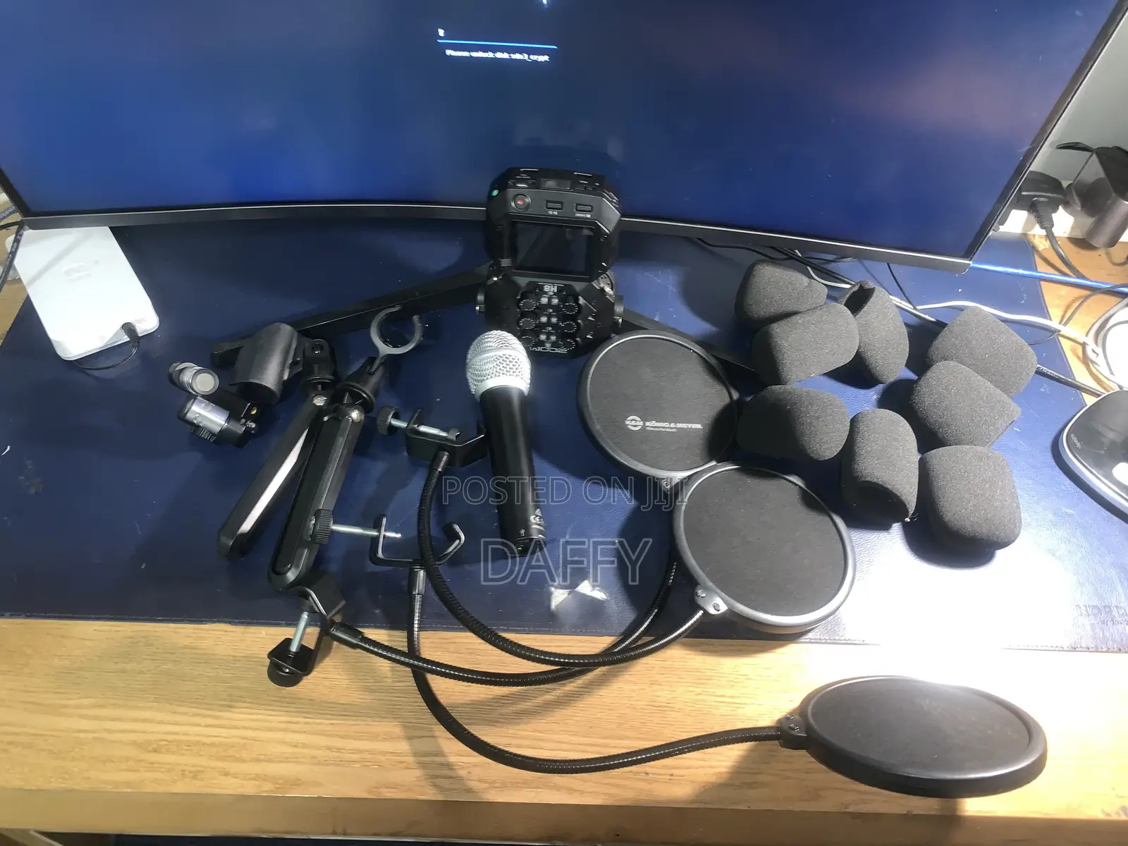 Zoom H8 Full Podcasting Set