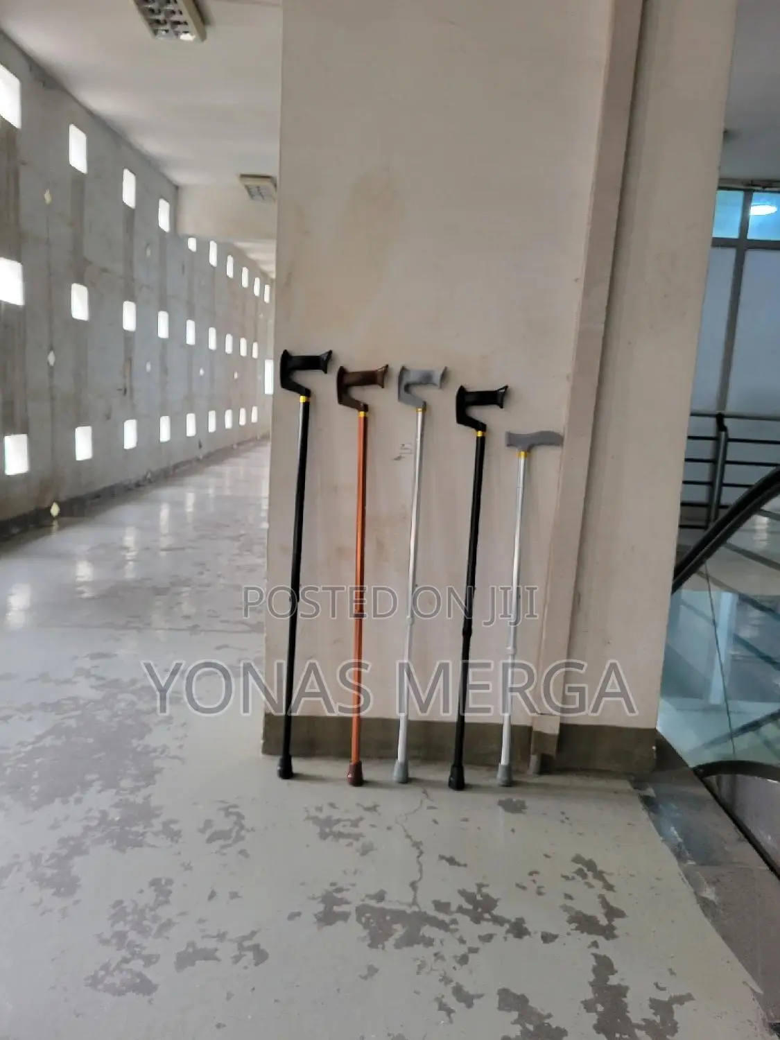 Cane for Elderly戶宏metal Shaft and a Durable Rubber Tip for Traction.