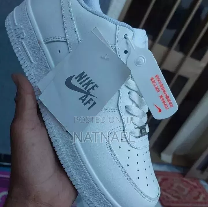 White NIkE AIR FORCE