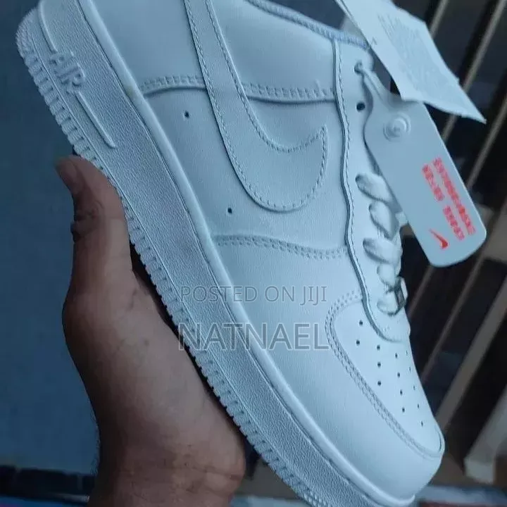 White NIkE AIR FORCE