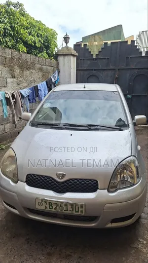 Toyota Vitz 2004 Silver