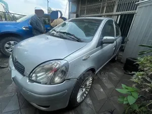 Toyota Vitz 2002 Silver