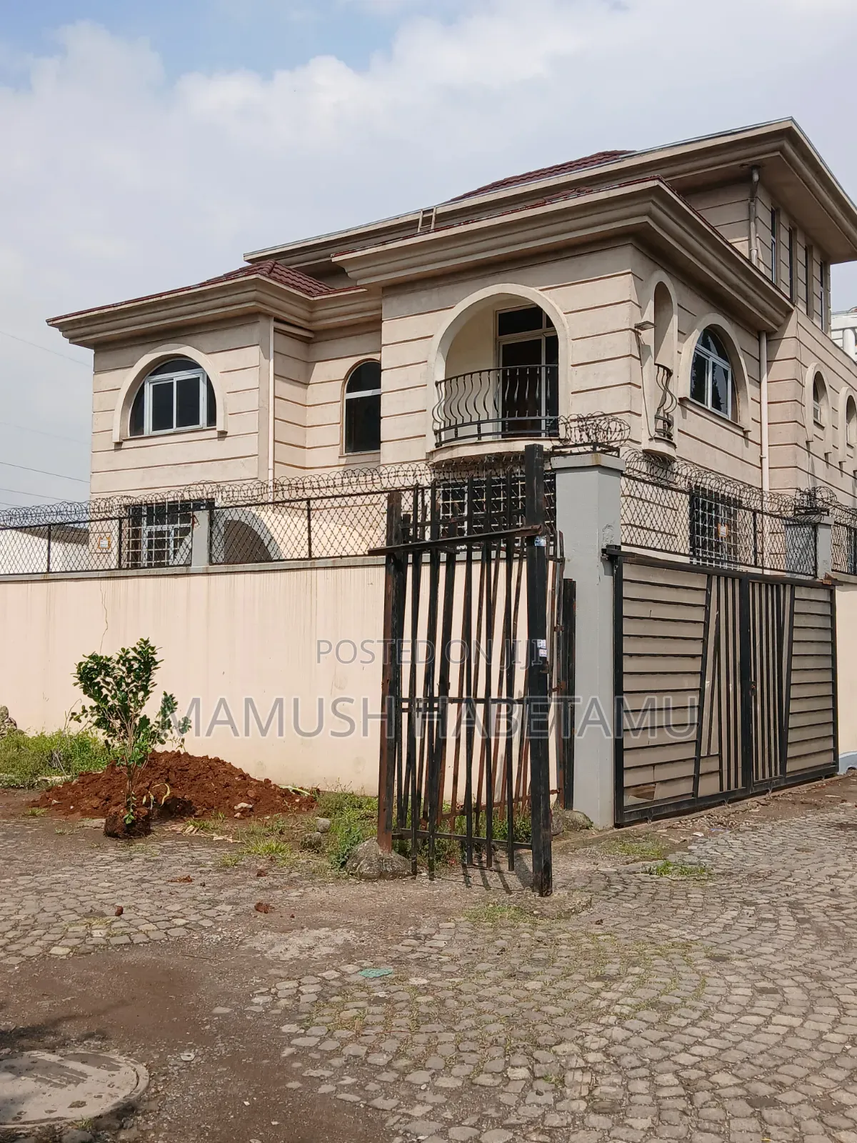 Furnished 8bdrm Townhouse/Terrace in የግለሰብ, Nifas Silk-Lafto for sale