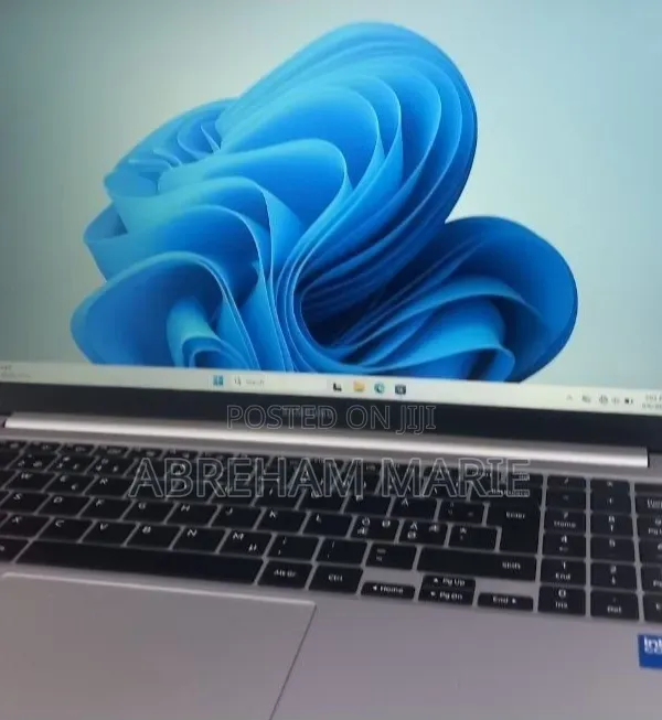 New Laptop Samsung Galaxy Book4 8GB Intel Core i5 SSD 512GB
