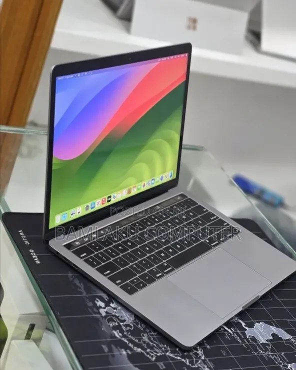 New Laptop Apple MacBook Pro 2020 M1 8GB Apple M1 Pro SSD 256GB