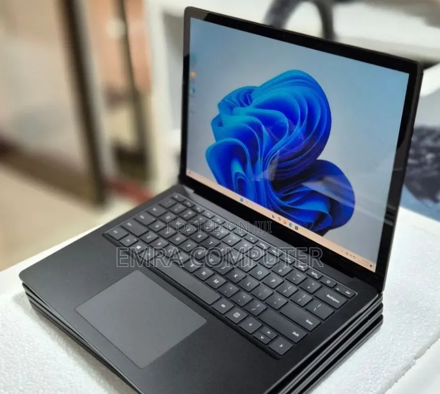 New Laptop Microsoft Surface 16GB Intel Core i7 SSD 256GB