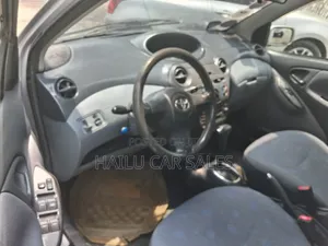 Toyota Vitz 2002 Silver