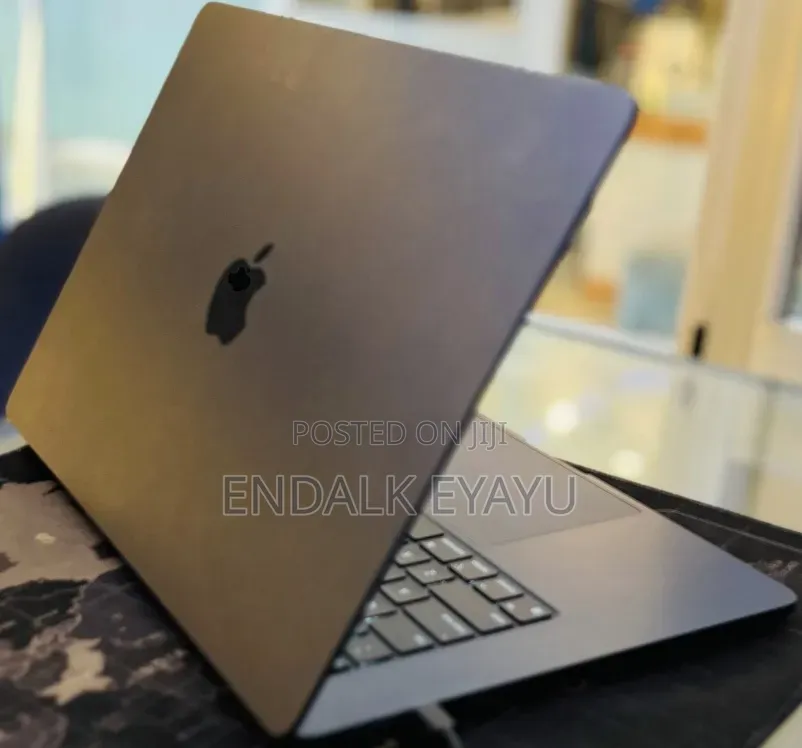 New Laptop Apple MacBook Air 2024 M3 8GB Apple M3 SSD 256GB