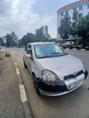 Toyota Vitz 2002 Silver