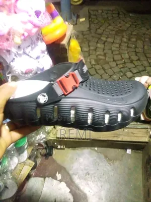 አዳዲስ ጫማ ዎች