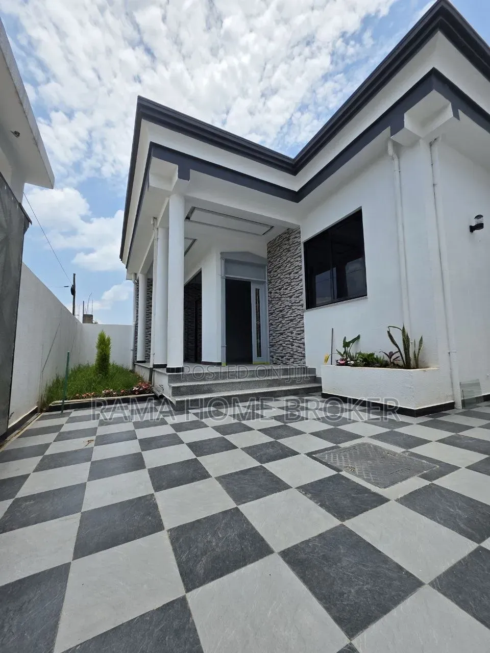 Furnished 5bdrm Villa in ዘመናዊ ቪላ መሀል አያት ጊፍት, Yeka for sale