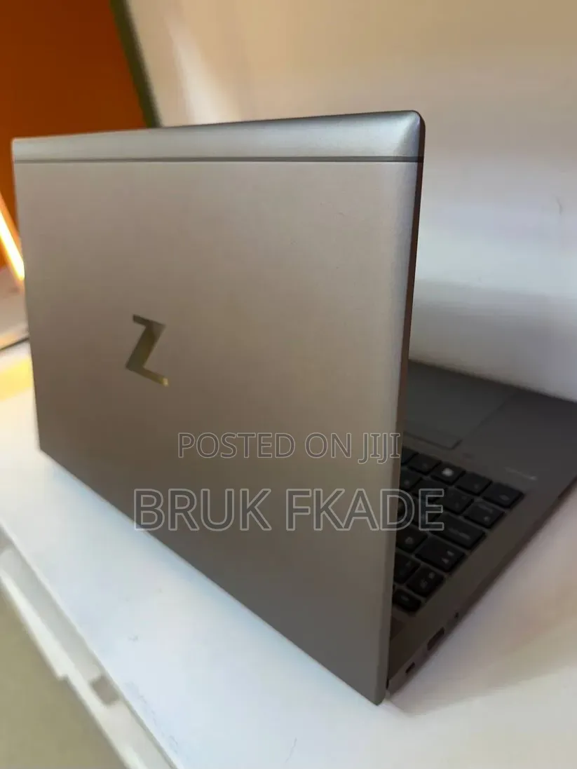 New Laptop HP ZBook Firefly G8 16GB Intel Core i7 SSD 512GB
