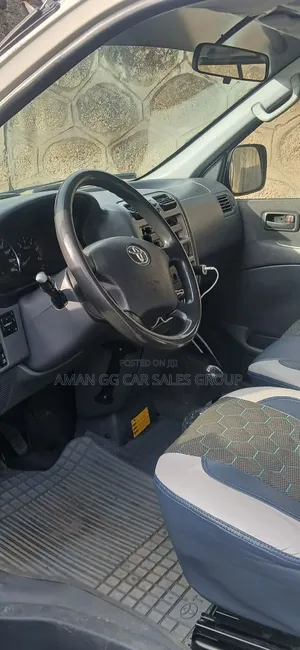 Toyota HiAce 2011 White