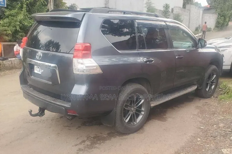 Toyota Land Cruiser Prado 2012 Gray