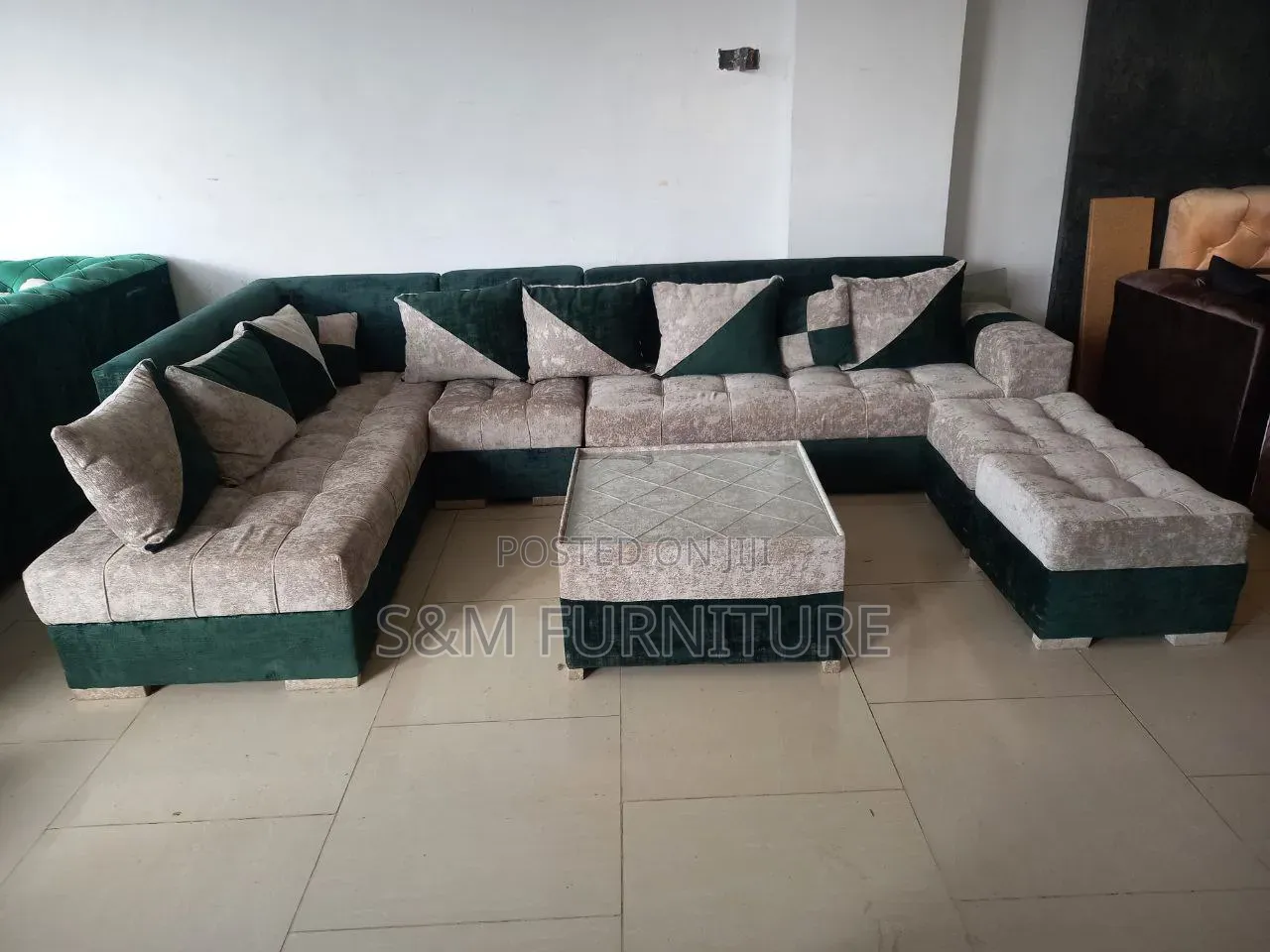 Vibrant 8 Seater L Shape Sofa. ሶፋ
