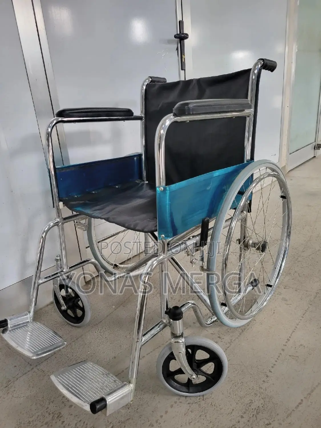 Normal Wheelchair橘凹folding wilcher寸官Wheels: Large Solid Rubber Rear