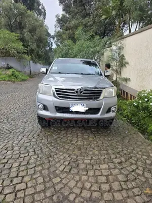 Toyota Hilux 2015 Silver