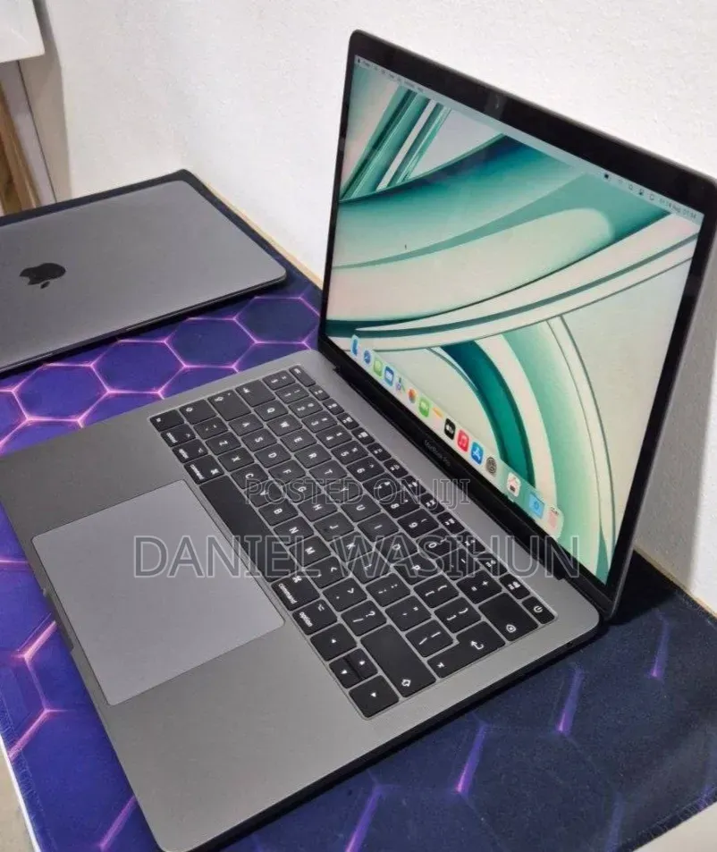 New Laptop Apple MacBook Pro 2017 8GB Intel Core i5 SSD 256GB