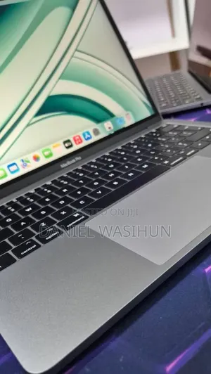 New Laptop Apple MacBook Pro 2017 8GB Intel Core i5 SSD 256GB