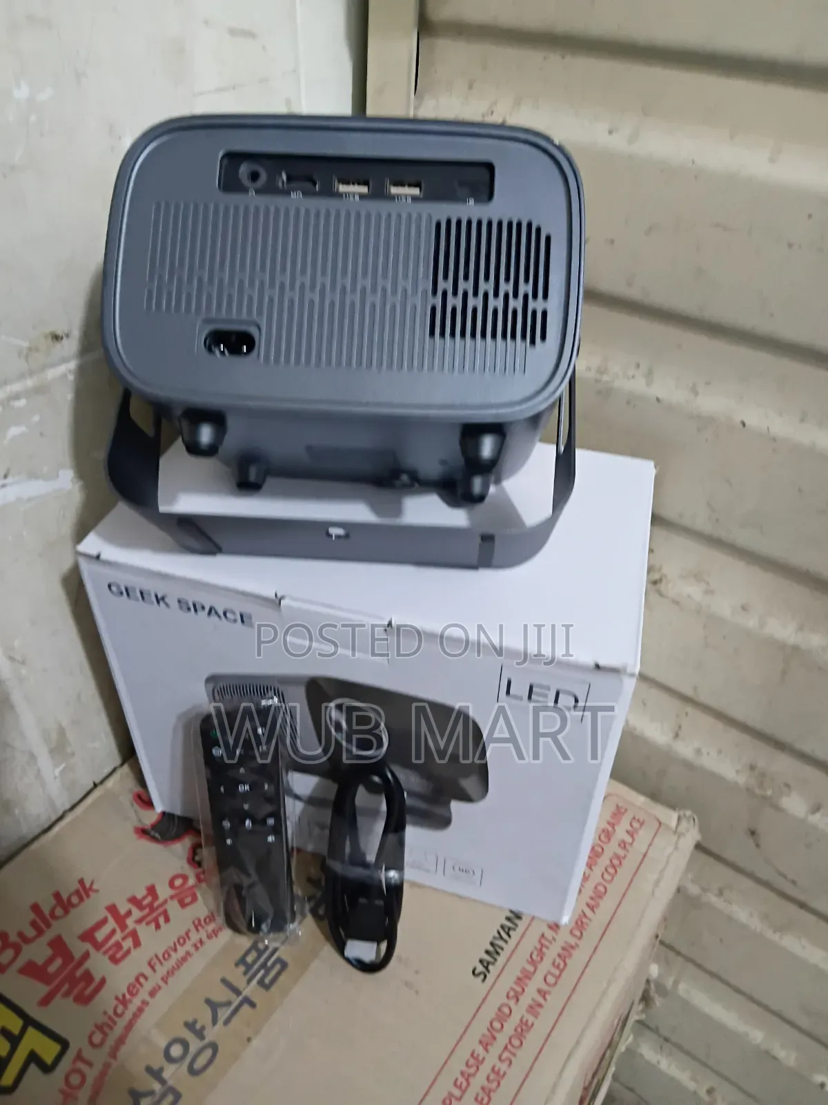 Geek Space Smart Projector 4k ስማርት ፕሮጀክተር ከሪሲቨር ጋር የሚገናኝ