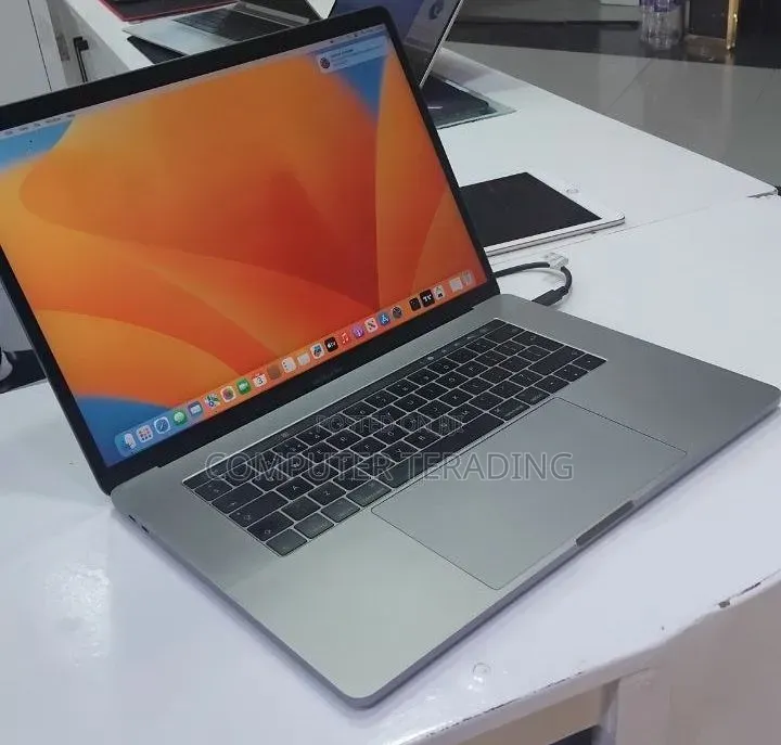 New Laptop Apple MacBook Pro 2017 16GB Intel Core i7 SSD 512GB