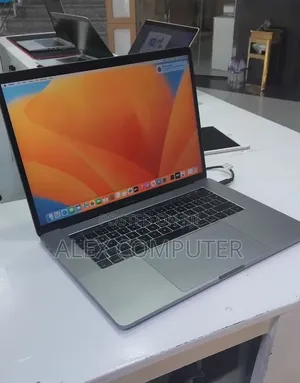 New Laptop Apple MacBook Pro 2017 16GB Intel Core i7 SSD 512GB